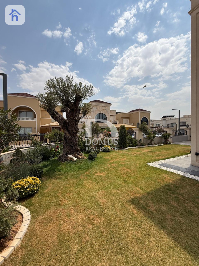 Luxurious Villa with 6 Bedrooms