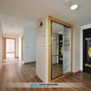Modern Apartment in Prime Location Image 6