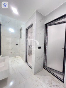 Luxurious Villa with 6 Bedrooms Image 6