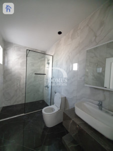 Commercial House (242m²) Image 12