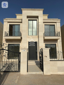 Modern 4-Bedroom House in Mountain View Image 3