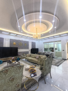 Spacious House with 5 Bedrooms image 2