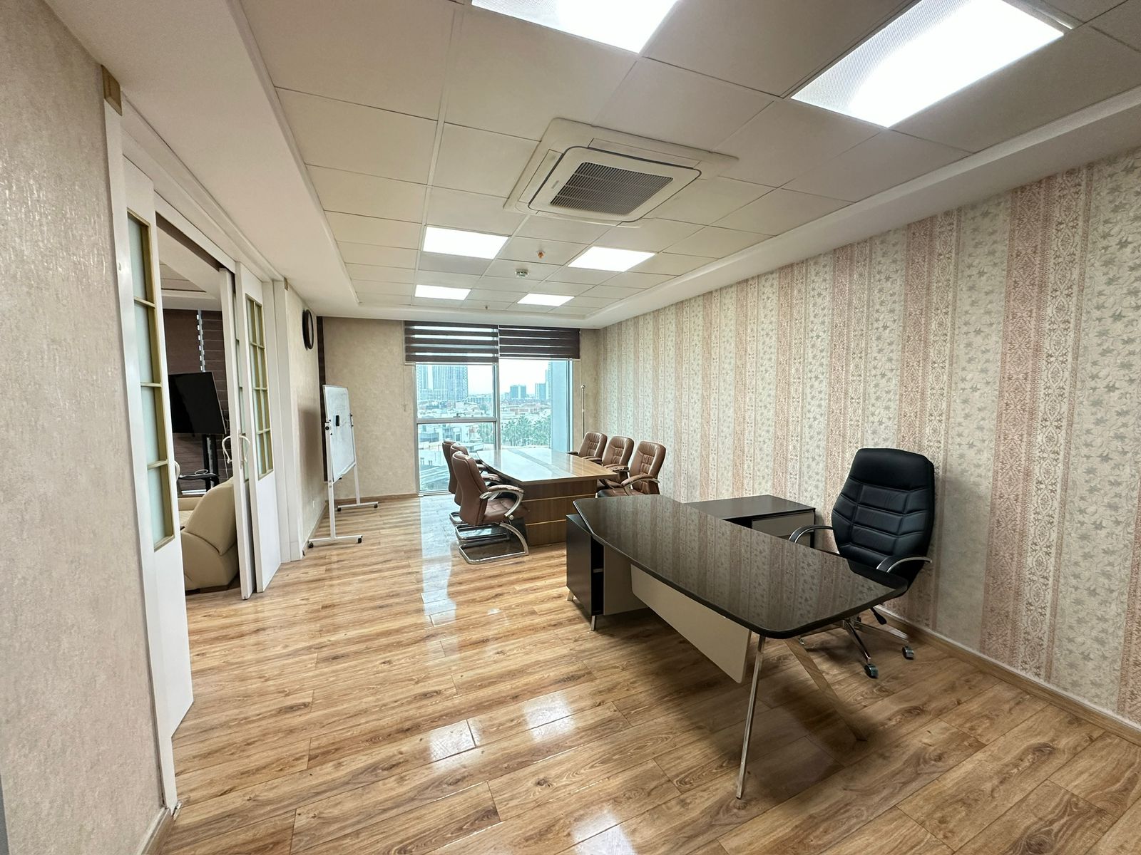 ئۆفیسی مۆبیلیات لە ئیمپایەر بزنس تاوەرز وێنە 2