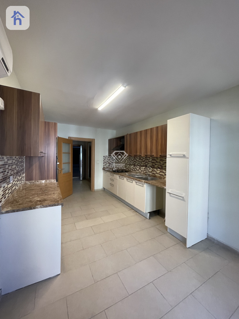 شوقەیەکی فراوانی ٣ ژووری نوستن لەگەڵ دیمەنێکی نایاب