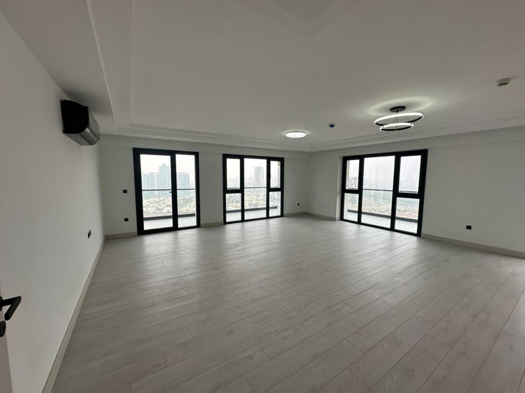 Modern 4-Bedroom Apartment Image 2