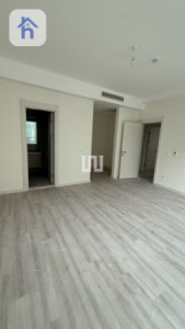 Spacious Modern Apartment image 6