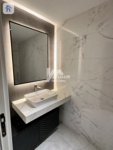 Luxurious 3 Bedroom Apartment in Prime Location Image 9