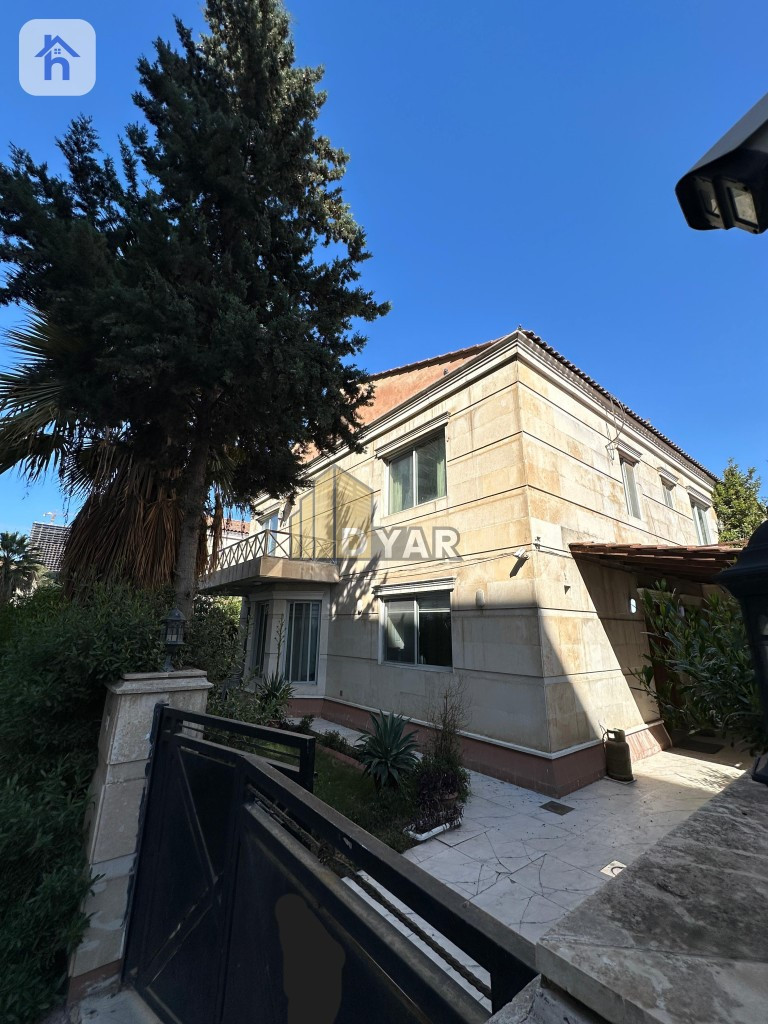 Spacious House in English Village