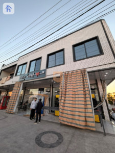 250m² Commercial property with 3 bedrooms image 1