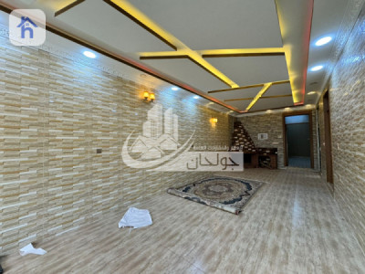 خانوویەکی فراوان لە دوو ژووری نوستن لە شۆرو وێنە 3