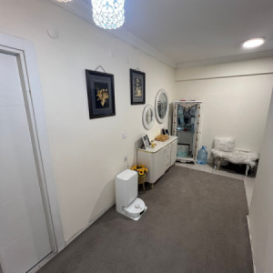 Luxurious Apartment in Prime Location image 6