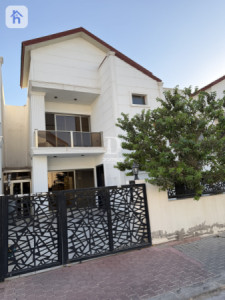 Spacious House with 4 Bedrooms image 1