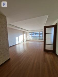 شوقەیەکی مۆدێرن بۆ ٣ ژووری نوستن لەگەڵ دیمەنی باخچە وێنە 9