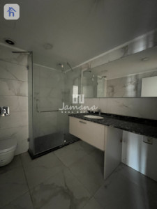 Stylish 1-Bedroom Apartment with Hall Image 6
