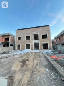 Spacious Villa with 9 Bedrooms image 1