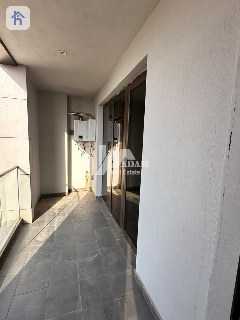 Luxurious 4-Bedroom Apartment on High Floor Image 2