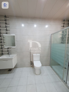 Elegant 5-Bedroom Villa Image 26