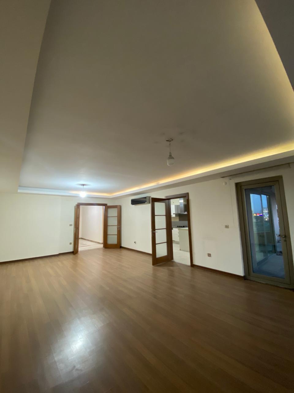 شقة حديثة بأربع غرف نوم