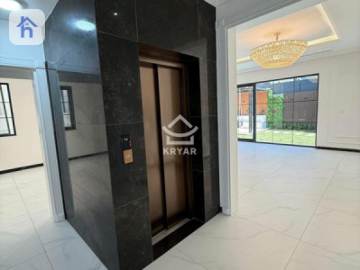 Modern Home with 5 Beds Image 10