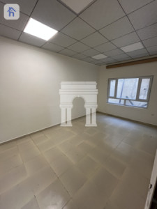 Spacious Commercial House, Ideal Location! Image 10