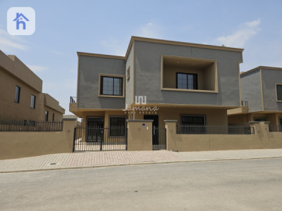 Modern Home With 5 Bedrooms image 1