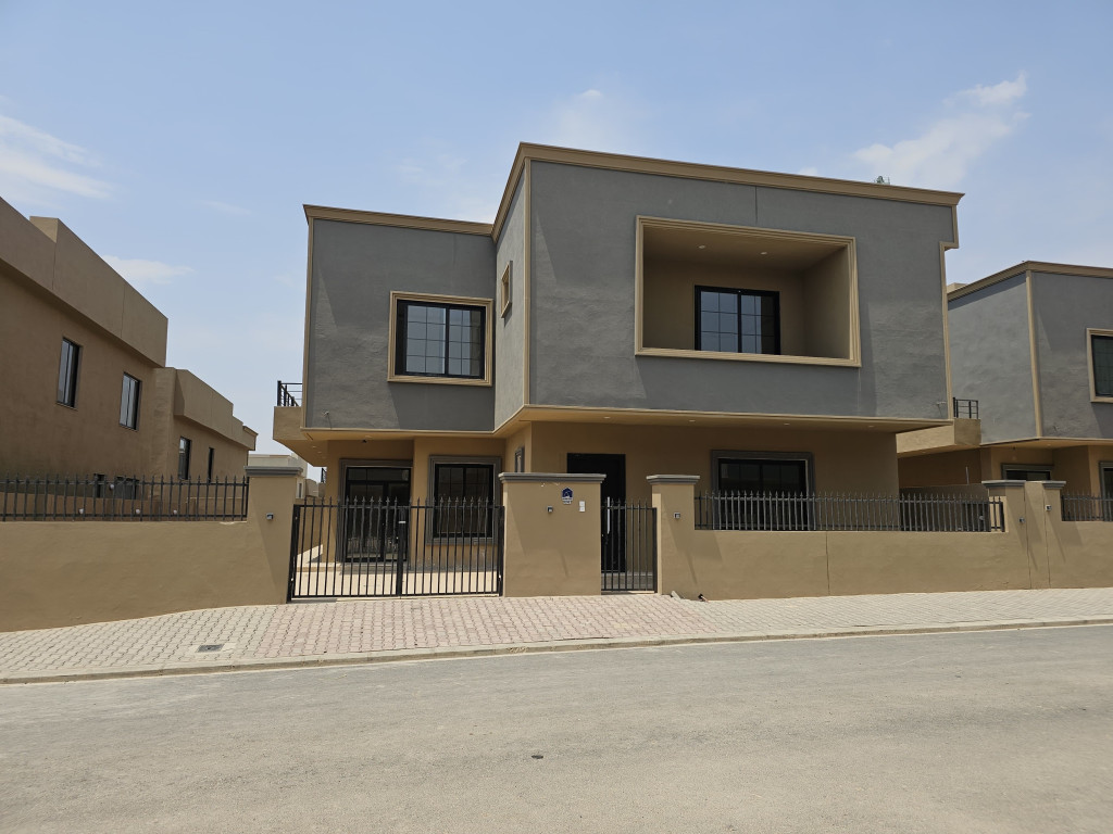 Modern Home With 5 Bedrooms