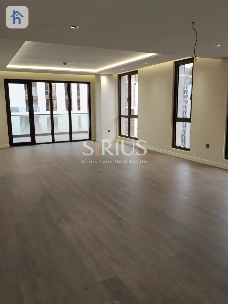 شقة فاخرة بأربع غرف نوم للبيع