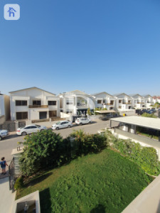Elegant 5-Bedroom Villa Image 35
