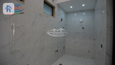 Spacious House with 4 Bedrooms, Erbil Image 11