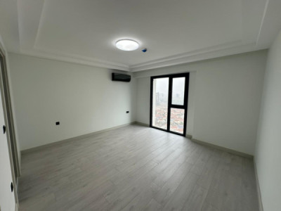 Modern 4-Bedroom Apartment image 11