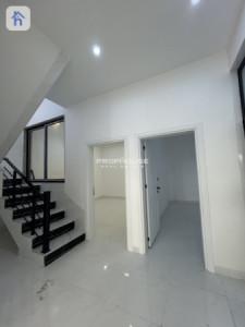 Spacious 5-Bedroom House in Hawlery Nwe image 6