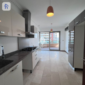 Modern 3-Bedroom Apartment image 5