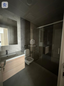 Modern 2-Bedroom Apartment in Empire Square Image 8