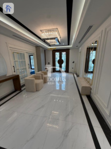 Luxurious Villa with 6 Bedrooms Image 6