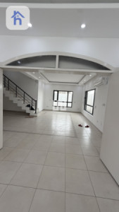 Spacious Villa: 5 Bedrooms image 7