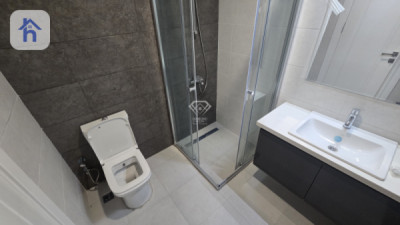 Luxurious 10th Floor Apartment Image 14