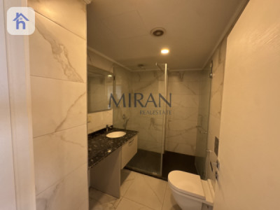 شوقەیەکی مۆدێرن لە یەک ژووری نووستن لە شوێنێکی تایبەت وێنە 5