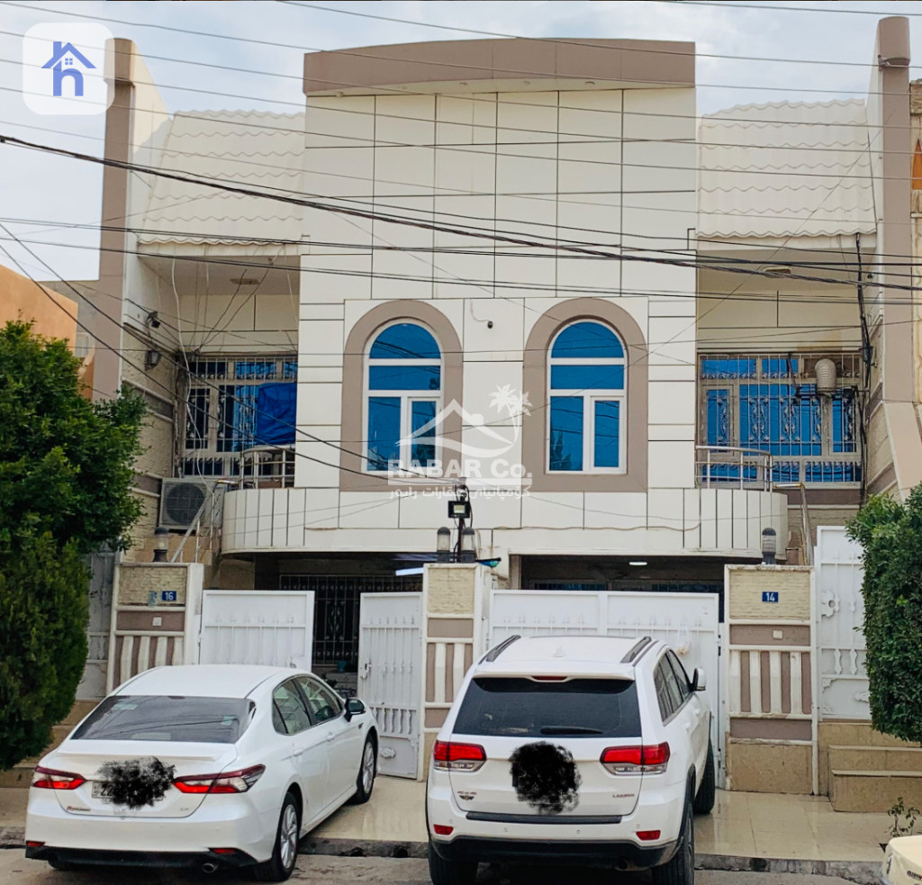 منزلين مقابل الحديقة