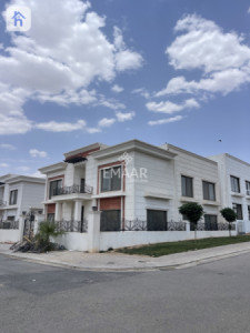Modern Home with 5 Bedrooms image 1