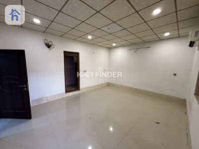 Spacious House in Erbil with 5 Bedrooms Image 12