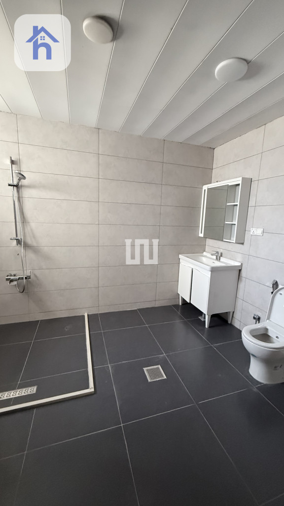 Spacious Villa: 5 Bedrooms Image 19