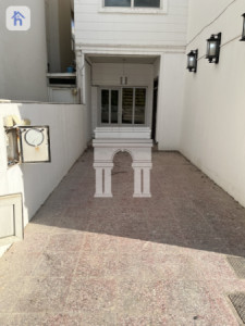 Spacious Commercial House, Ideal Location! Image 3