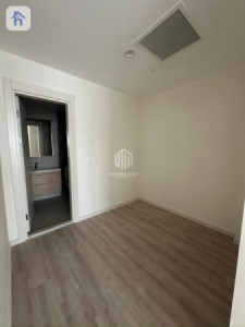 Modern 2-Bedroom Apartment in Empire Square Image 7