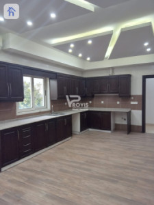 Spacious 5-Bedroom House for Rent Image 5