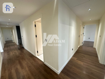 Modern 4 Bedroom Apartment, Spacious Living image 2