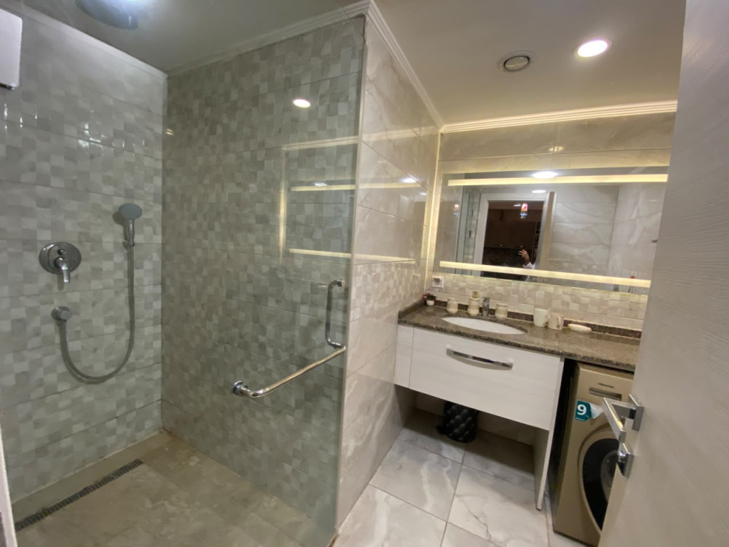 Modern Apartment Image 7