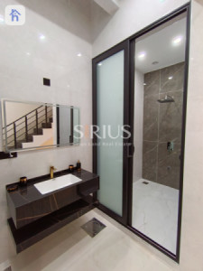 Modern Home with 4 Bedrooms Resim 18