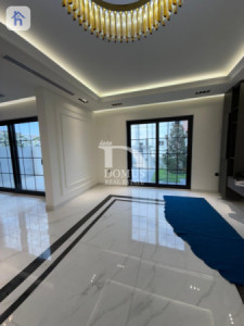 Luxurious Villa with 6 Bedrooms Image 11