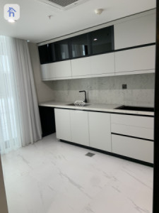 Luxurious 4 Bedroom Apartment with Modern Design Image 5