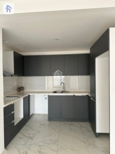 شوقەیەکی مۆدێرن بۆ یەک ژووری نوستن لە تاوەرەکانی ئیمپایەر پیرڵ image 1